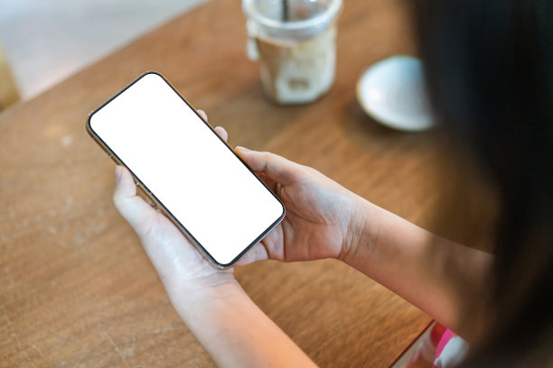 人类在现代智能手机上工作，拥有空白的移动屏幕，用于广告，模型，技术，广告，搜索信息，创意设计，社交媒体，在线营销，聊天，电话图片下载
