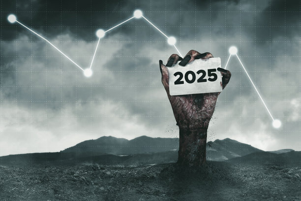 地面上伸出一只手，手里拿着一个标志，上面写着2025年，在多云的景观衬托下，有一个线形图覆盖图片下载