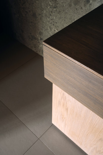 现代木桌角与光洁度设置图片下载