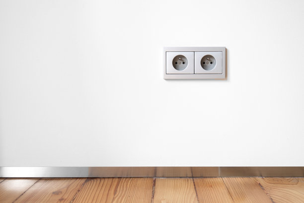 壁挂式电源插座，木地板上方有两个插座图片下载