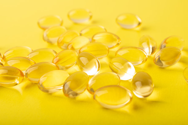 近距离补充omega - 3。鱼油。维生素软胶囊。鱼肝油。保健的概念，补充剂，维生素D，治疗。复制空间，顶视图，横幅。高质量照片图片下载