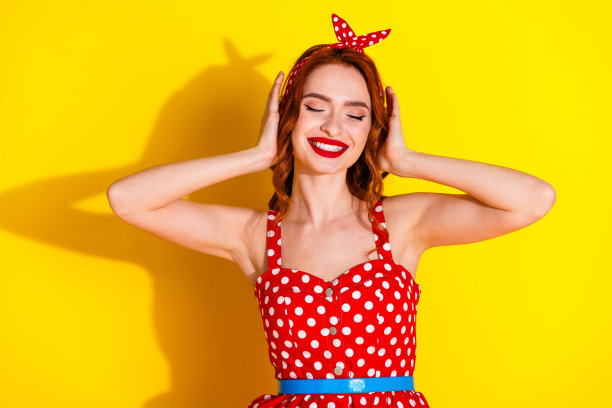 照片的迷人可爱的可爱的女士穿着红色礼服的节日活动孤立在生动的黄色背景图片下载