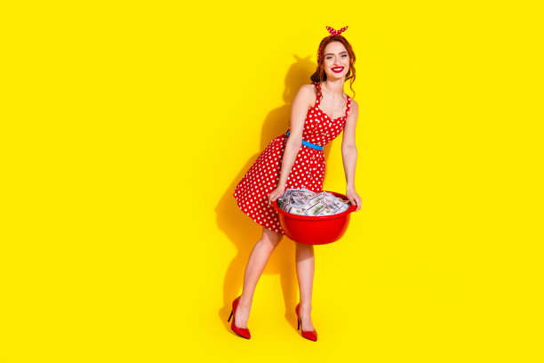 照片可爱可爱的积极的女士洗衣服整洁的衣服孤立在鲜艳的黄色背景图片下载