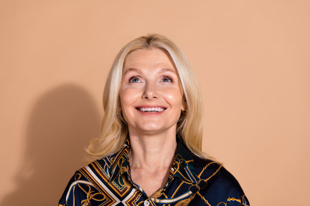 金发的照片肖像快乐成熟的商务女士在魅力衬衫上看上面的商业主张孤立的米色背景图片下载