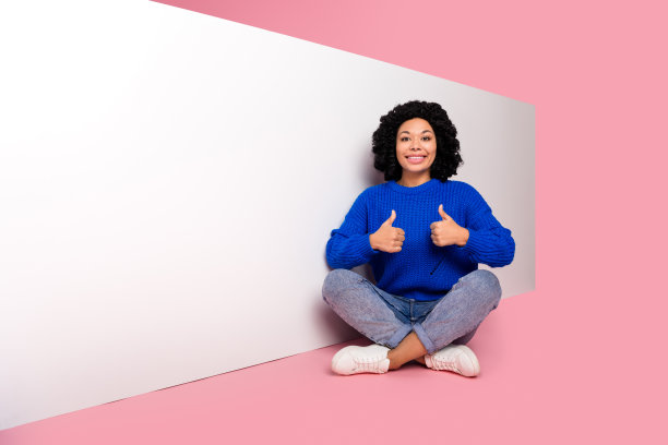 波浪黑发的全长照片促进显示大拇指向上推荐空白的空间广告孤立在粉红色的背景图片下载