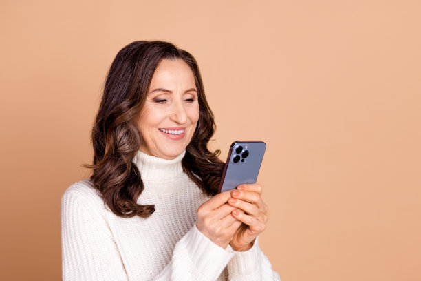 照片中可爱华丽的高级妇女穿着白色时尚的衣服孤立的米色背景图片下载