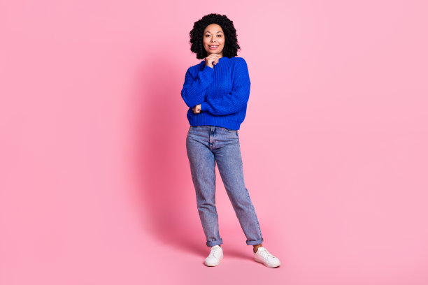 迷人的漂亮女人的全身照片穿蓝色时髦的衣服孤立在粉红色的背景图片下载