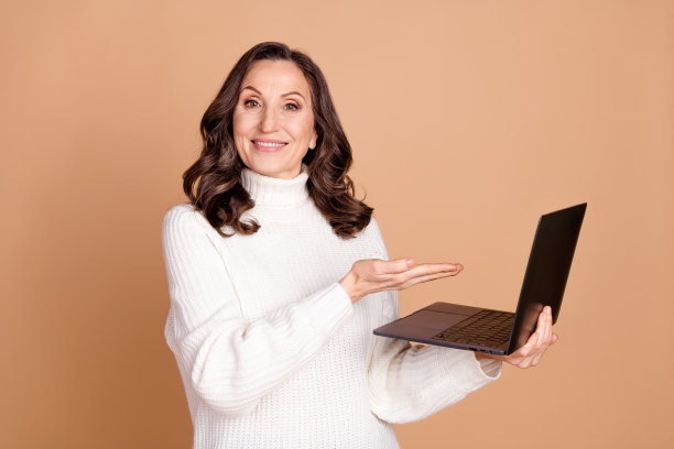 可爱可爱的女人穿着白色时尚的衣服的照片推荐购买小工具孤立的米色背景图片下载