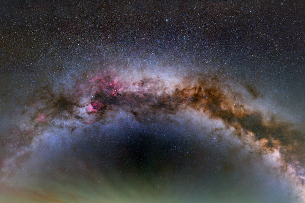 从充满活力的恒星场看银河系图片下载