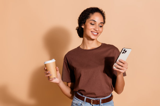 照片中可爱可爱的女人穿着棕色时尚的衣服，享受着在米色背景上孤立的休息图片下载