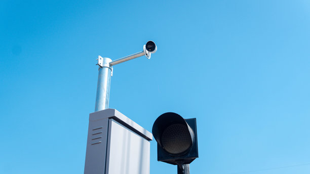 天空背景的闭路电路。闭路电视摄像机(摄像头摄像机)可以为监视或其他私人目的产生图像或记录。闭路电视摄像机家庭安全系统图片下载