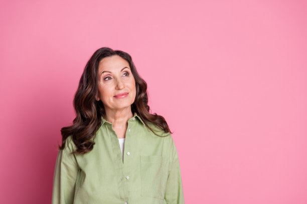 照片肖像的高级年龄美丽的商业女性卷发发型看起来周到孤立的粉红色背景图片下载