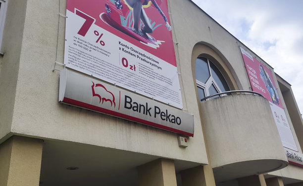 建筑上的波兰佩考银行标识图片下载