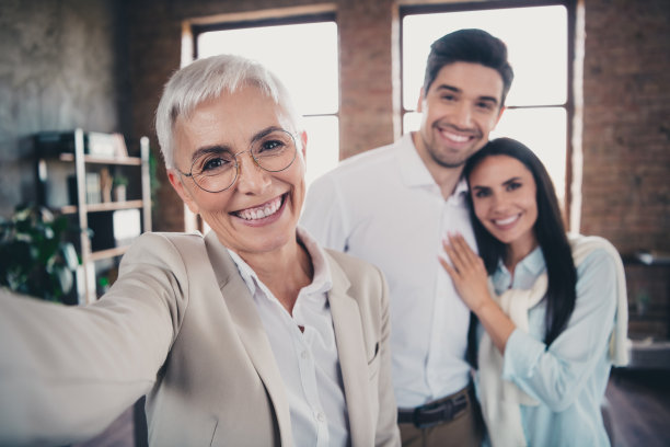 团体友好的公司同事拥抱的照片使自拍阁楼室内商务中心室内图片下载