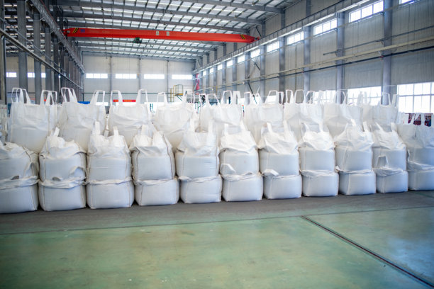 大袋塑料树脂在仓库工厂交付给客户，吨袋，大袋图片下载