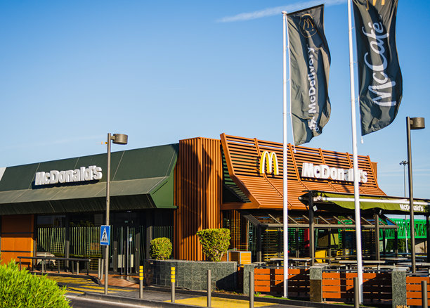 位于西班牙塞维利亚的麦当劳快餐店门前图片下载