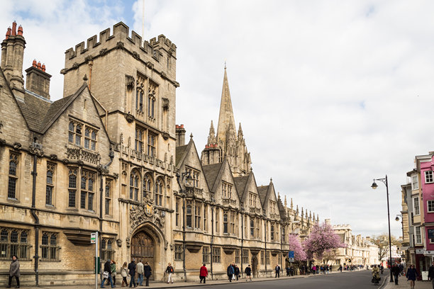 牛津高街布拉瑟诺斯学院。图片下载