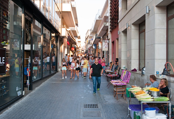 希腊克里特岛伊拉克利翁市的Dedalou购物街。图片下载