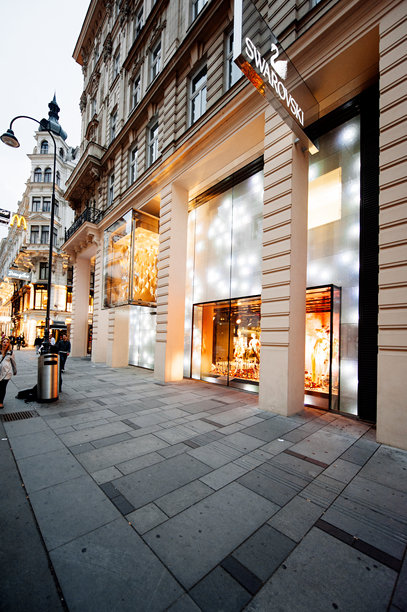 奥地利维也纳购物街上的施华洛世奇商店标志图片下载