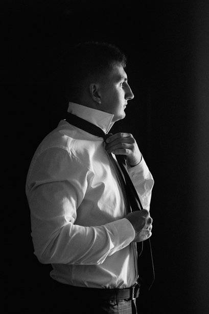 婚礼当天新郎身穿蓝色三件套西装打着领带的照片图片下载