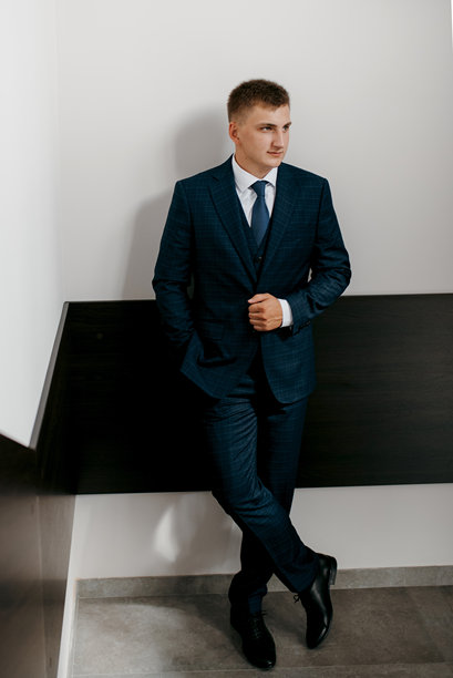 婚礼当天新郎身穿蓝色三件套西装打着领带的照片图片下载