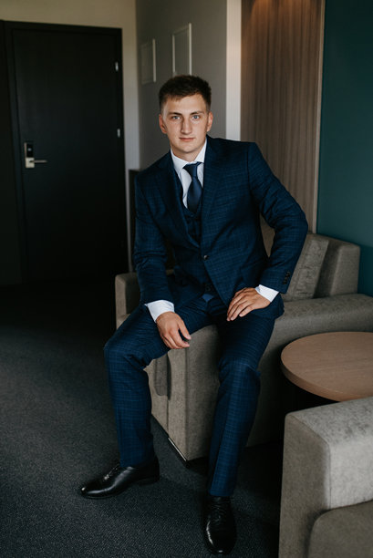 婚礼当天新郎身穿蓝色三件套西装打着领带的照片图片下载