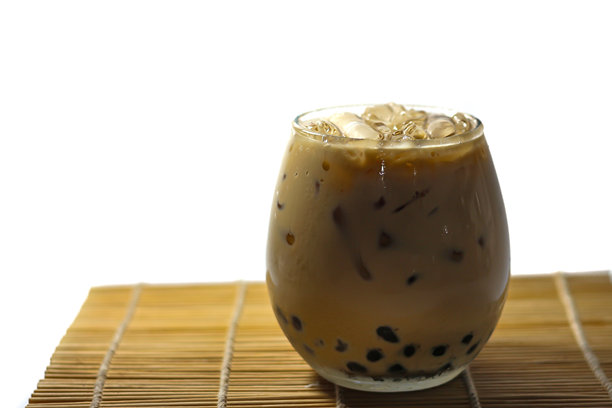 泡沫奶茶的图片在竹板与白色背景和隔离的概念。图片下载