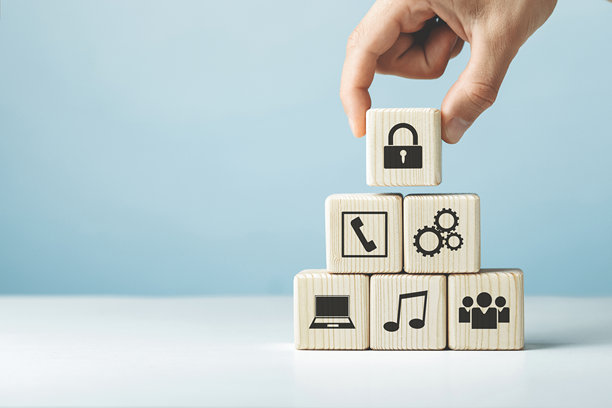 以商业和生活中的网络安全领导力为主题组装木制立方体图片下载