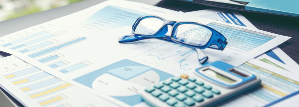 横幅会议室办公室笔记本电脑业务财务图表会议室咖啡杯。全景平板办公用品笔记本电脑桌。会议桌上的商务图表，有复印空间图片下载