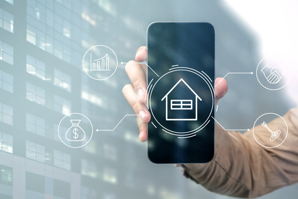 一个人拿着一个手机，上面有一个房子的图标图片下载