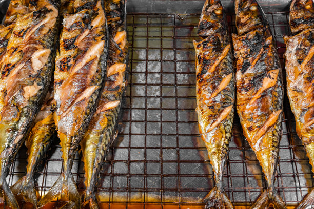 烤鲭鱼，街头小吃市场图片下载