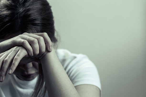 照片中，一个女人沉浸在沮丧的阴影中，她的眼睛是沉默的悲伤之湖图片下载