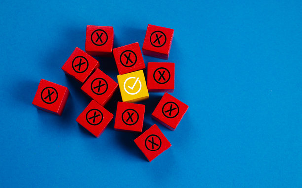 测验和答案的重点选择概念。正确和错误的复选标记在蓝色立方体木制玩具块与取消图标。真或假改变思维方式或领导方式，改变测验答案，投票接受图片下载