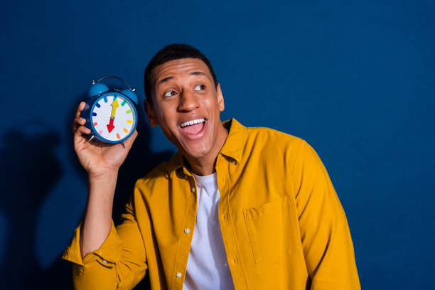 男人的照片与定时器准备约会会议控制他的时间管理孤立的深蓝色背景图片下载