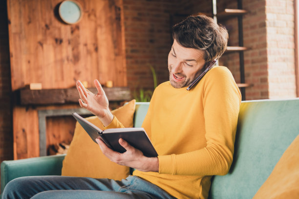 漂亮的年轻人的照片肖像笔记本规划师打电话坐沙发穿黄色的衣服现代室内平坦的室内图片下载