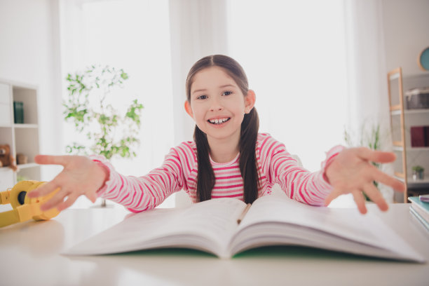 年轻的黑发女学生呆在家里的照片肖像坐在书桌上告诉她的意见翻译语言在课上隔离在她的房间图片下载