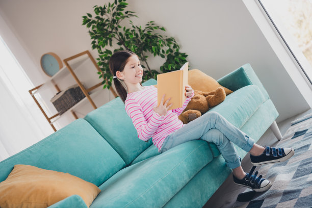 年轻有趣的孩子的照片肖像小黑发女孩呆在家里花时间与文学阅读冒险故事孤立在她的房间图片下载