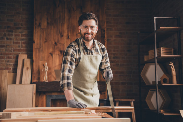 木工的照片，木匠家伙切割木板锯工具在车库室内图片下载