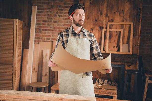 专家工匠的照片家伙拿着蓝图看侧面感觉周到在车库图片下载