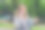 漂亮的年轻女子的照片讲电话穿牛仔夹克自由时间散步新鲜空气公园户外图片下载