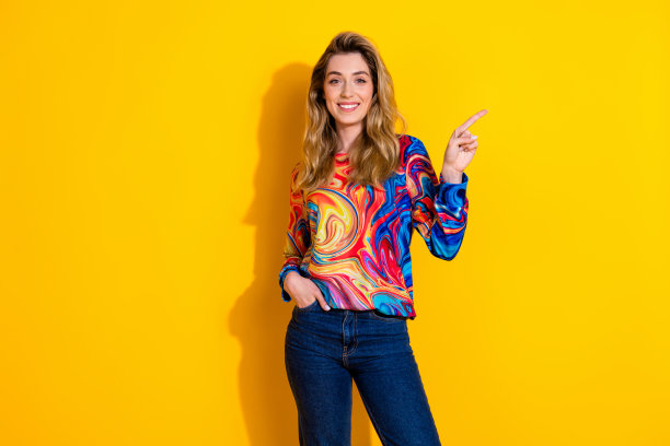 年轻有趣的金发女子穿着黄色背景的照片展示了新的想法命题点指空间图片下载