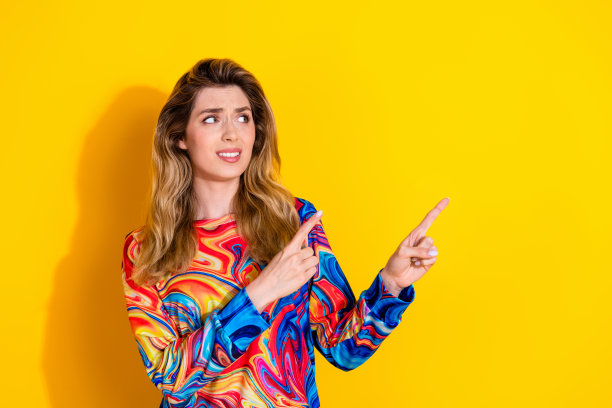 照片肖像的年轻有趣的金发可爱的女人指着手指不信任的信息孤立在黄色背景图片下载