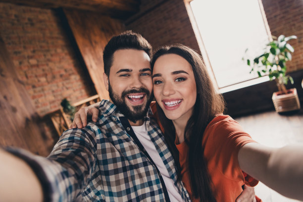 欢快可爱的年轻夫妇的照片自拍照片微笑享受周末玩得开心买新公寓在室内在家里图片下载