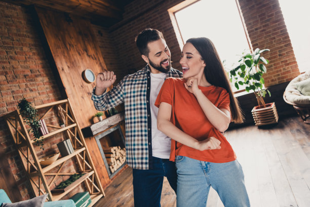 幸福的年轻夫妇的照片，搬到新的地方，享受住在一起，跳舞，有乐趣，新的公寓房间，灯光，房子，公寓，室内图片下载