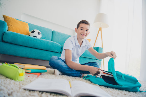 全尺寸照片可爱的男生包书背包穿t恤现代室内公寓室内图片下载