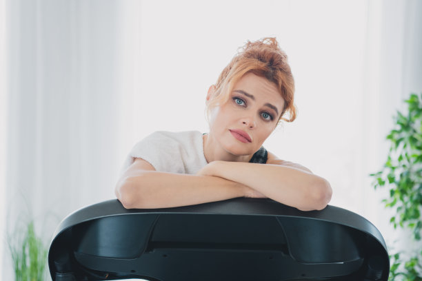 照片迷人可爱疲惫的女人跑步机饮食减肥健身锻炼家在室内图片下载