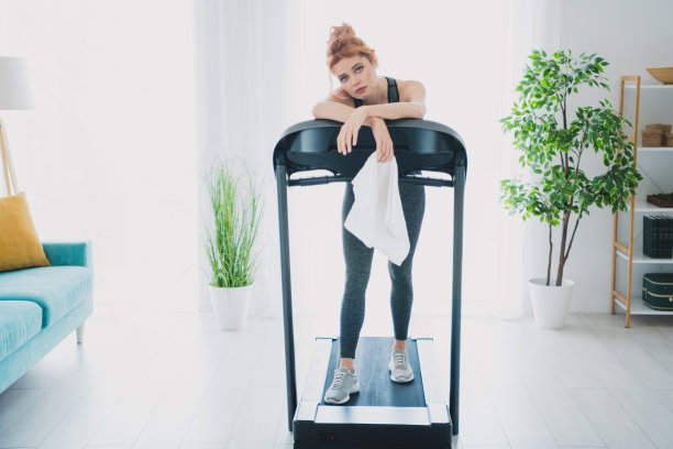 照片的积极疲劳的妇女在运动服艰苦的激烈的制度饮食脂肪燃烧健身房活动室内图片下载