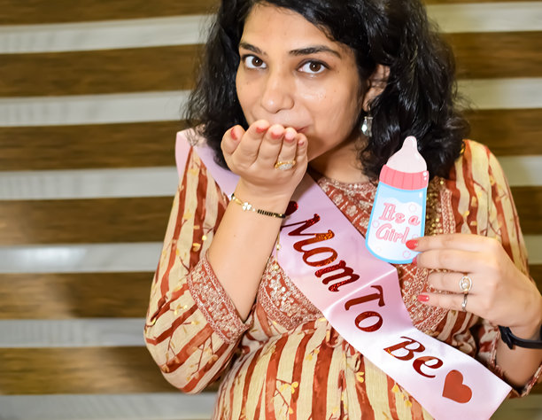 一名怀孕的印度妇女在户外拍摄怀孕照片，手放在肚子上，印度孕妇在社会公园穿着孕妇装把手放在肚子上，怀孕的孕妇在户外拍摄图片下载