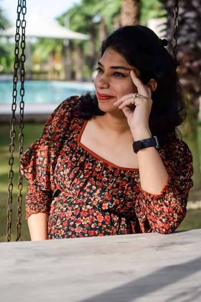 一名怀孕的印度妇女在户外拍摄怀孕照片，手放在肚子上，印度孕妇在社会公园穿着孕妇装把手放在肚子上，怀孕的孕妇在户外拍摄图片下载