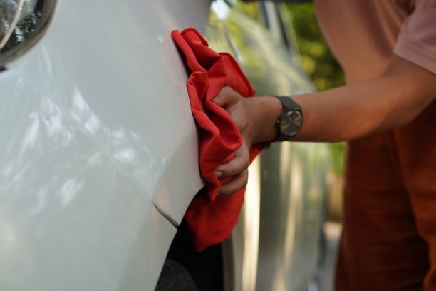 一位女士正在洗车图片下载